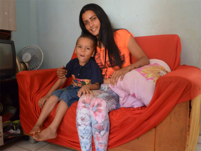Catadora conta que divide o quarto com o filho na casa dos pais em Barretos (Foto: Rodolfo Tiengo/G1)