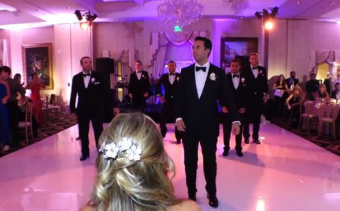 Sean dança com os padrinhos ao fundo enquanto a noiva observa (Foto: Reprodução/YouTube)