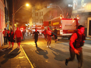 Ezequiel corre rua acima para tentar salvar um dos feridos na tragédia (Foto: Germano Roratto/Agência RBS)